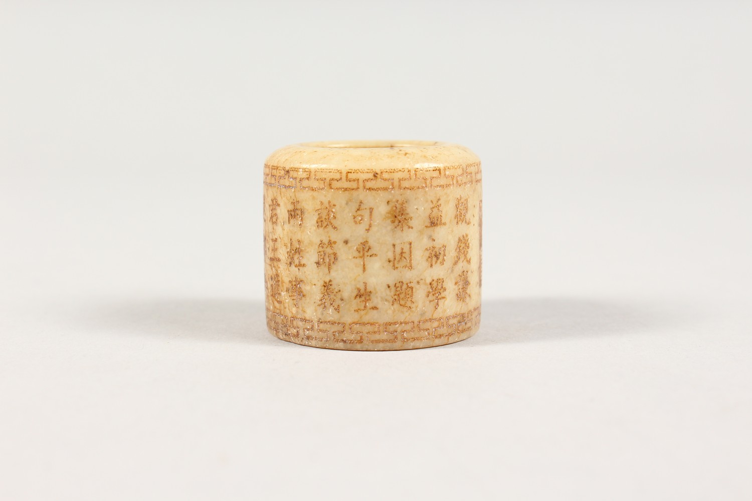 AN ENGRAVED JADE ARCHERS RING. - Image 2 of 6