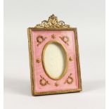 A GOOD GILDED PHOTOGRAPH FRAME. 6.5ins x 4ins.