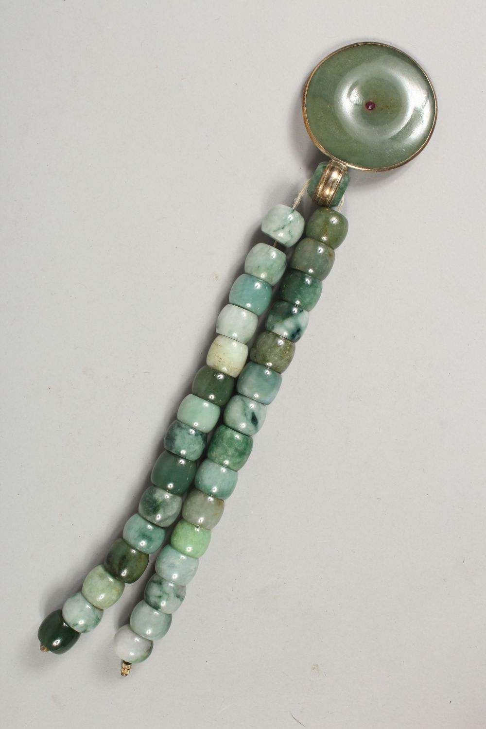 A GOOD CHINESE JADE / JADELIKE HARDSTONE BEAD NECKLACE AND PENDANT, 44cm open - Image 3 of 16