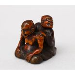 A GOOD QUALITY JAPANESE EDO PERIOD BOXWOOD & LACQUER NETSUKE - BLIND MASSEUR, the netsuke carved