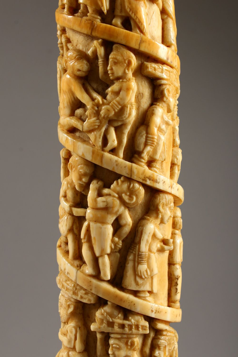 A 19TH CENTURY OR EARLIER ETHNIC / ASIAN CARVED IVORY TUSK SECTION, profusely carved with scenes - Image 13 of 37