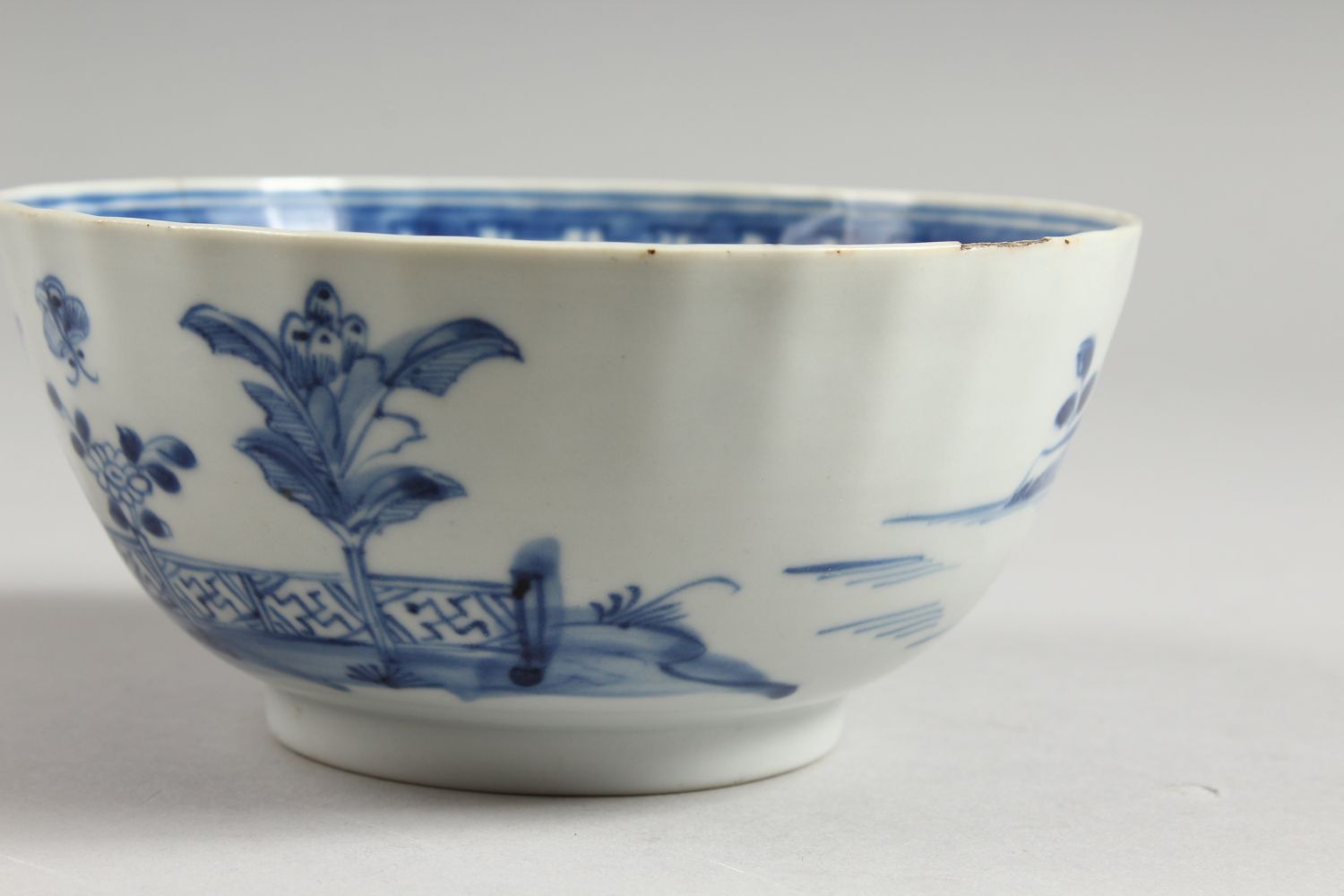 AN 18TH CENTURY CHINESE CIRCULAR BOWL. 5.5ins diameter. - Image 5 of 15