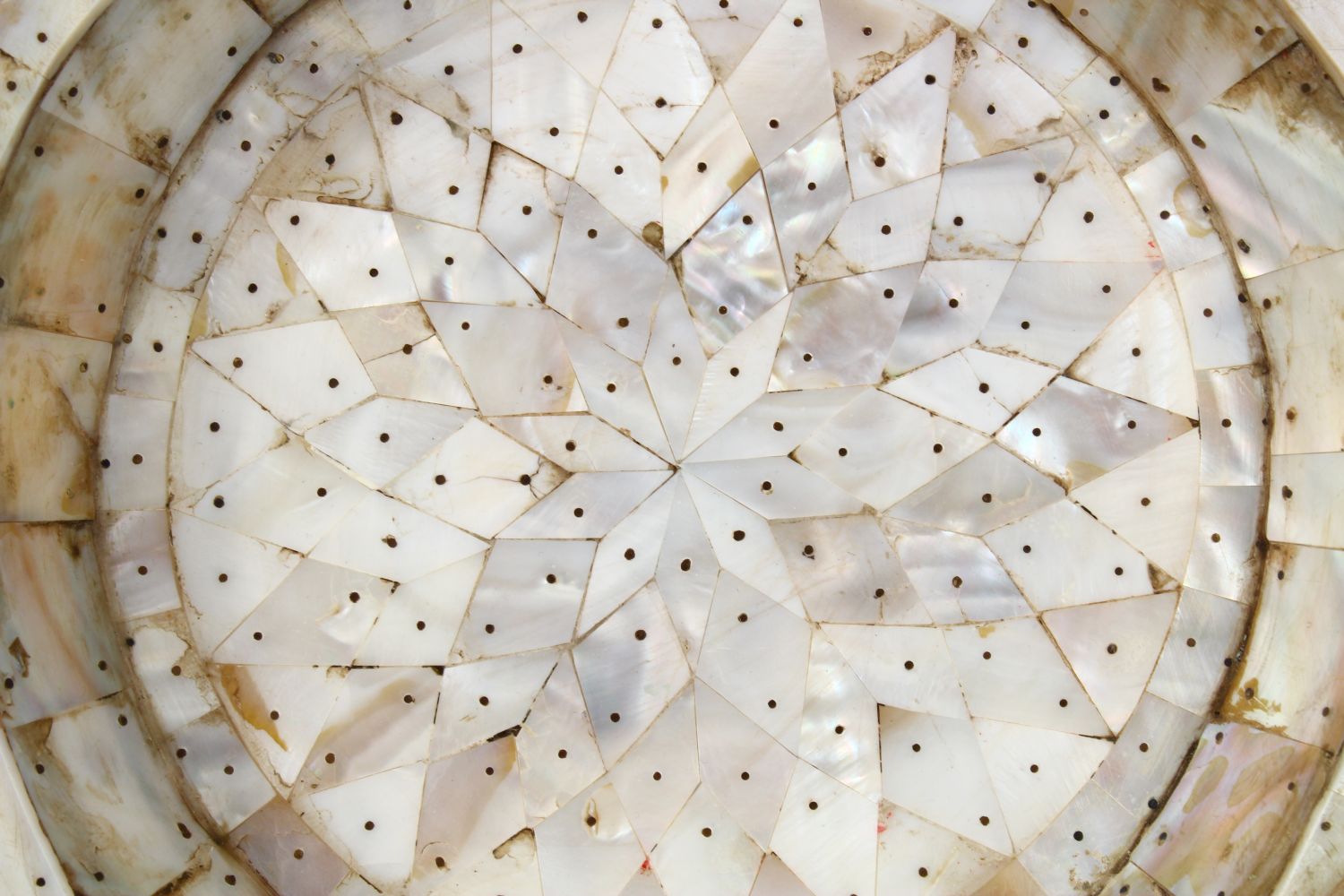 A GOOD 18TH / 19TH CENTURY GOA MOTHER OF PEARL DISH, the dish formed from sectional cuts of mother - Image 7 of 14