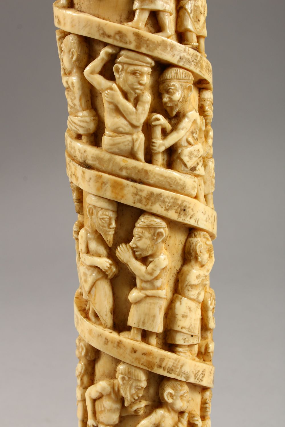 A 19TH CENTURY OR EARLIER ETHNIC / ASIAN CARVED IVORY TUSK SECTION, profusely carved with scenes - Image 19 of 37