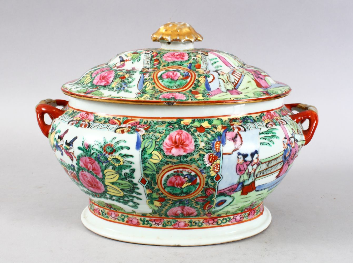 EARLY 20TH CENTURY CHINESE CANTON FAMILLE ROSE TUREEN AND COVER, decorated with panels of figures in