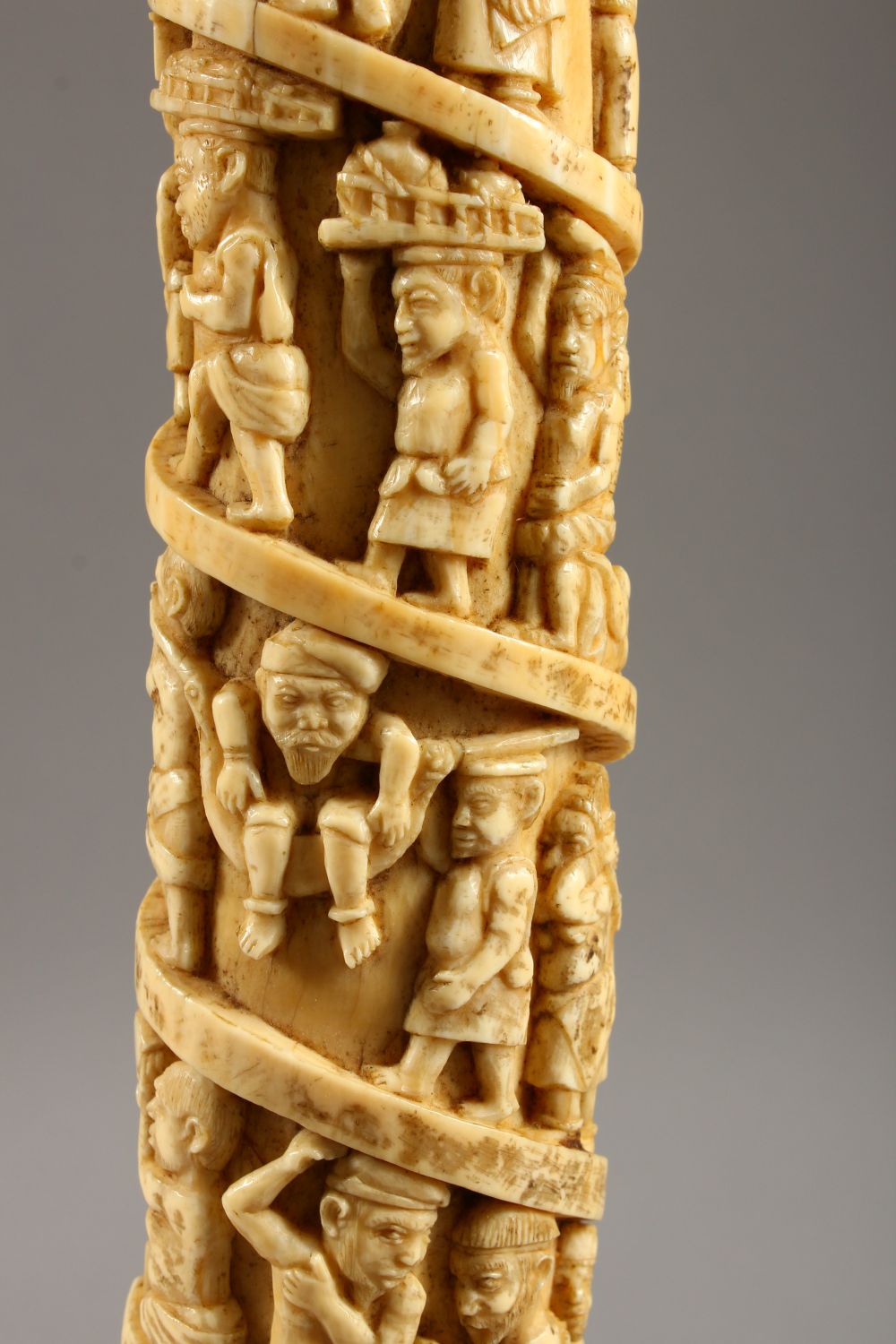 A 19TH CENTURY OR EARLIER ETHNIC / ASIAN CARVED IVORY TUSK SECTION, profusely carved with scenes - Image 16 of 37
