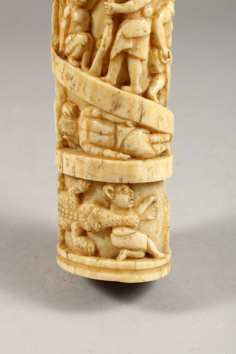 A 19TH CENTURY OR EARLIER ETHNIC / ASIAN CARVED IVORY TUSK SECTION, profusely carved with scenes - Image 34 of 37