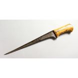 A GOOD 18TH CENTURY ISLAMIC MUGHAL PESH KABZ KNIFE WITH IVORY HILT, 38cm long.