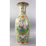 A LARGE FINE QUALITY 19TH CENTURY CHINESE CANTON / FAMILLE VERTE PORCELAIN VASE