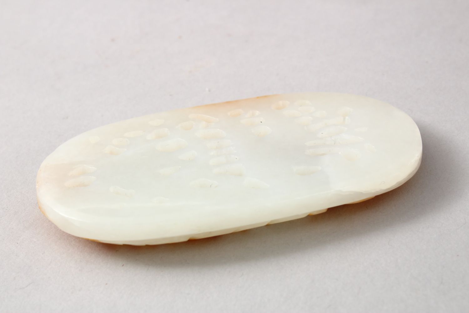 A GOOD QUALITY CHINESE CARVED WHITE JADE PENDANT / PEBBLE, carved to depict phoenix bird amongst - Image 10 of 10