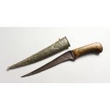 A GOOD 19TH CENTURY ISLAMIC MUGHAL PESH KABZ KNIFE WITH A RHINOCEROS HORN HILT, with a embossed