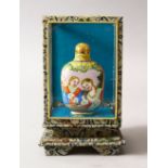 A GOOD QUALITY 19TH / 20TH CENTURY CHINESE PAINTED EUROPEAN SUBJECT PORCELAIN SNUFF BOTTLE, the