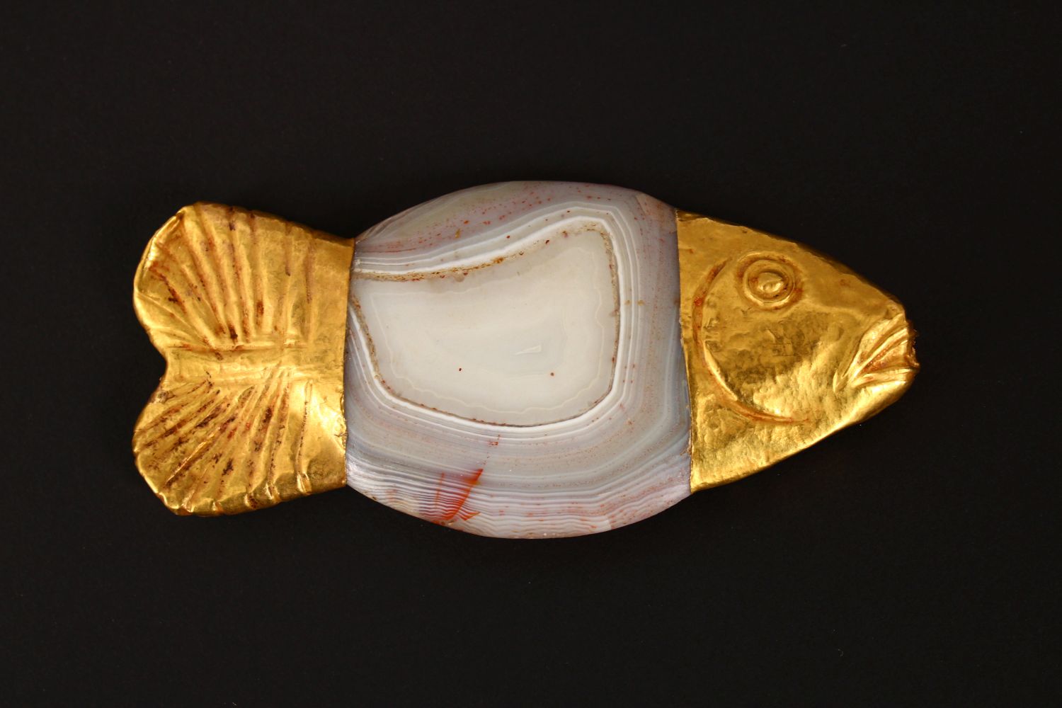 A GOOD EARLY BATAVIAN HIGH CARAT GOLD AND AGATE PENDANT IN THE FORM OF A FISH, 9cm x 4cm