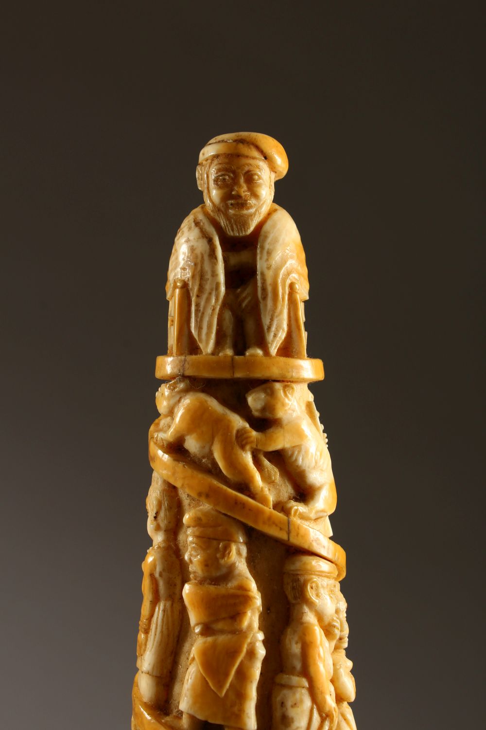 A 19TH CENTURY OR EARLIER ETHNIC / ASIAN CARVED IVORY TUSK SECTION, profusely carved with scenes - Image 7 of 37