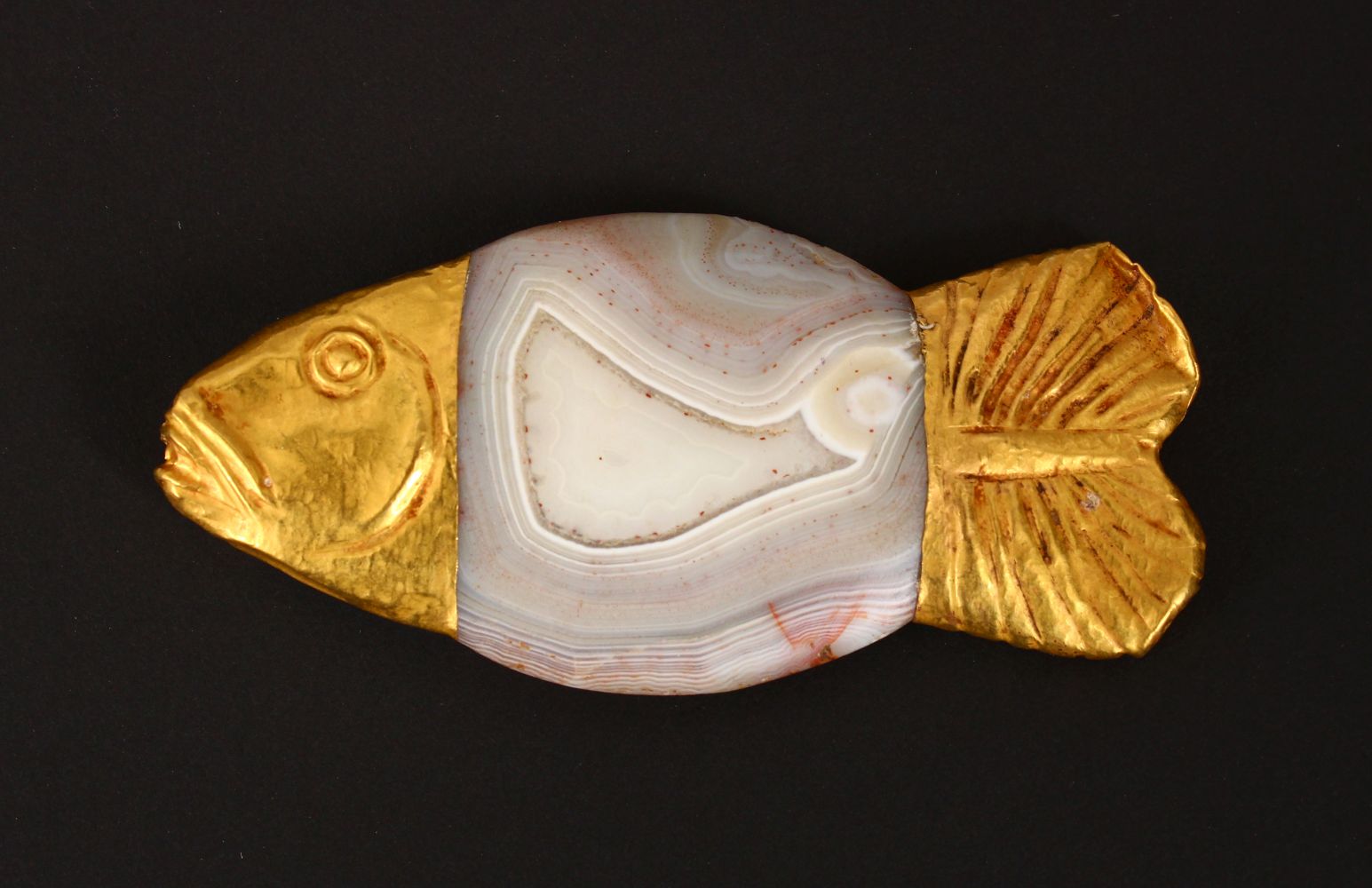 A GOOD EARLY BATAVIAN HIGH CARAT GOLD AND AGATE PENDANT IN THE FORM OF A FISH, 9cm x 4cm - Image 4 of 8
