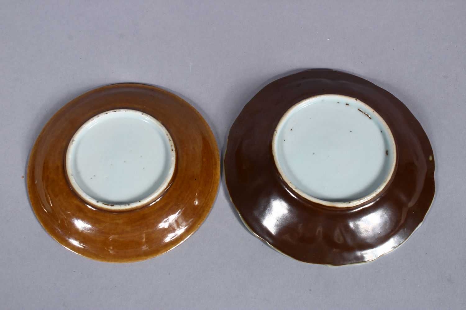 TWO 18TH CENTURY CHINESE BLUE & WHITE PORCELAIN SAUCERS, both with cafe au lait verso, both - Image 4 of 5