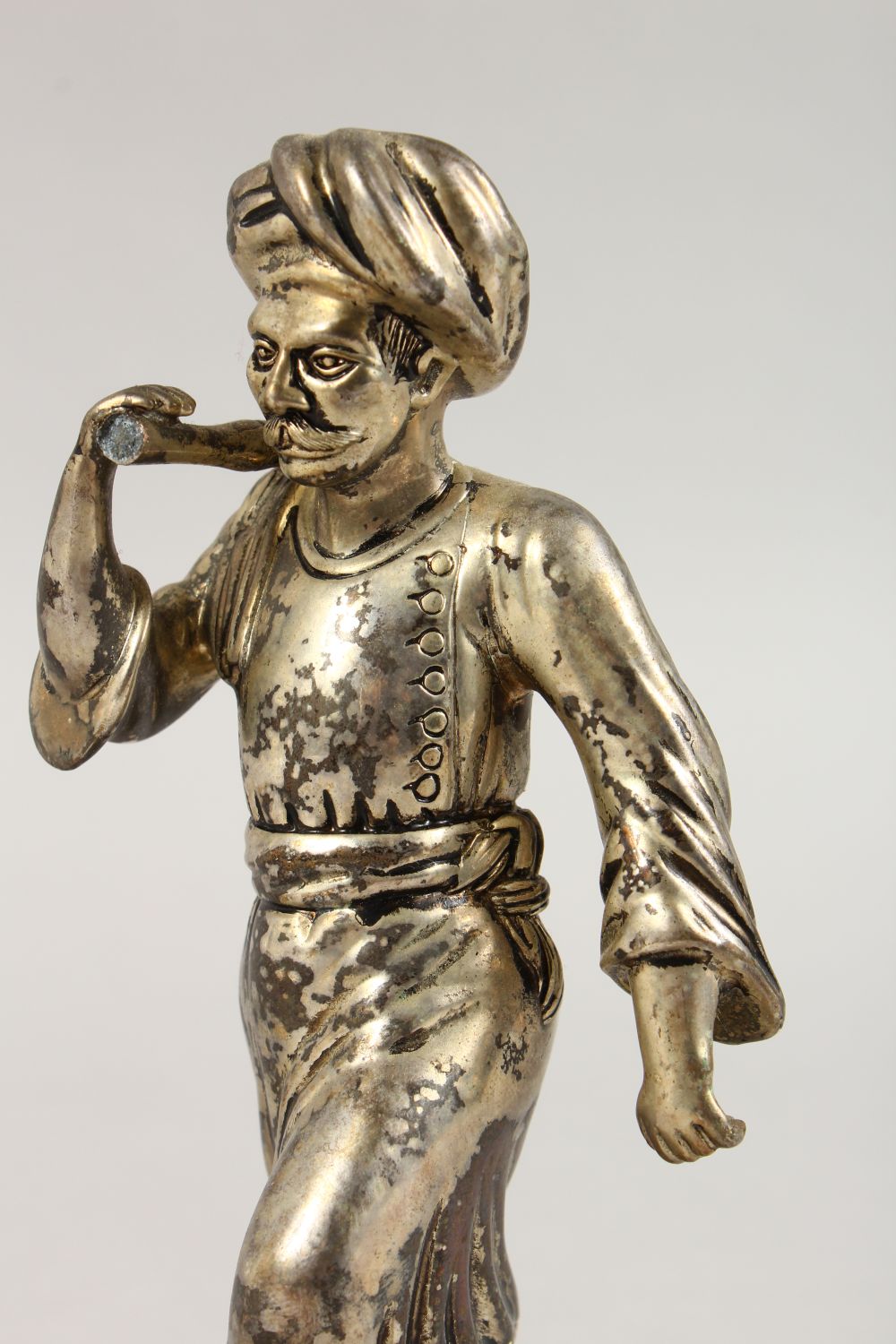 A GOOD INDIAN / ISLAMIC WHITE METAL FIGURE OF A MAN, the man upon a stylized shell base with an - Image 4 of 19