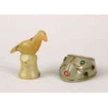 A GOOD CARVED AGATE FIGURE OF A BIRD, 5cm high with a carved jade ring, inlaid with wire and stones,