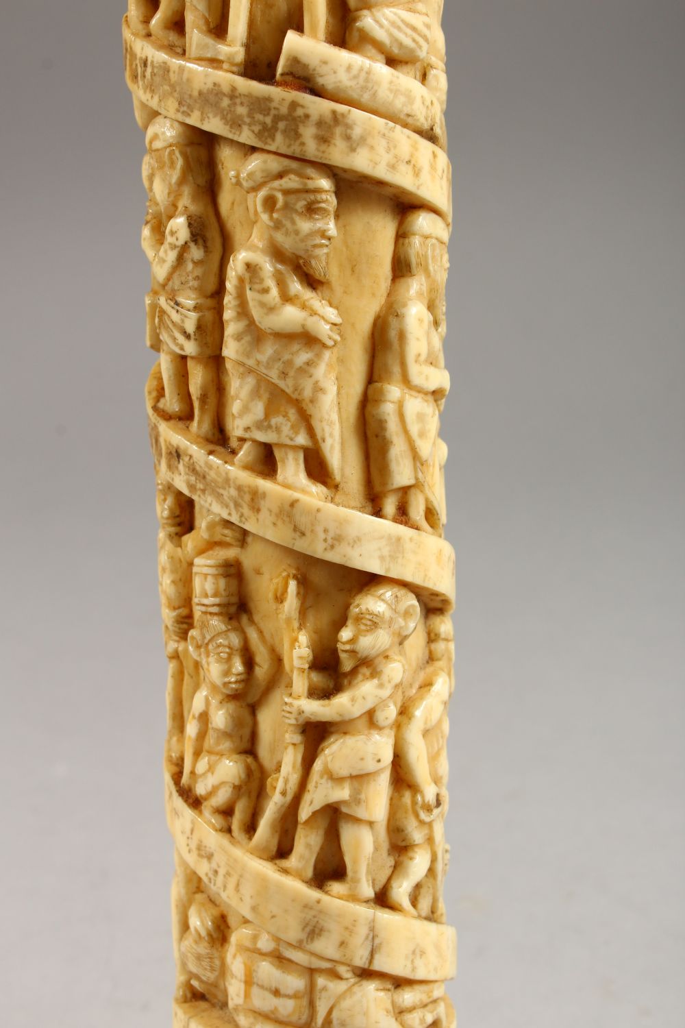 A 19TH CENTURY OR EARLIER ETHNIC / ASIAN CARVED IVORY TUSK SECTION, profusely carved with scenes - Image 32 of 37
