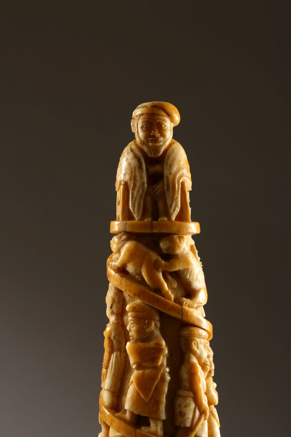 A 19TH CENTURY OR EARLIER ETHNIC / ASIAN CARVED IVORY TUSK SECTION, profusely carved with scenes - Image 4 of 37