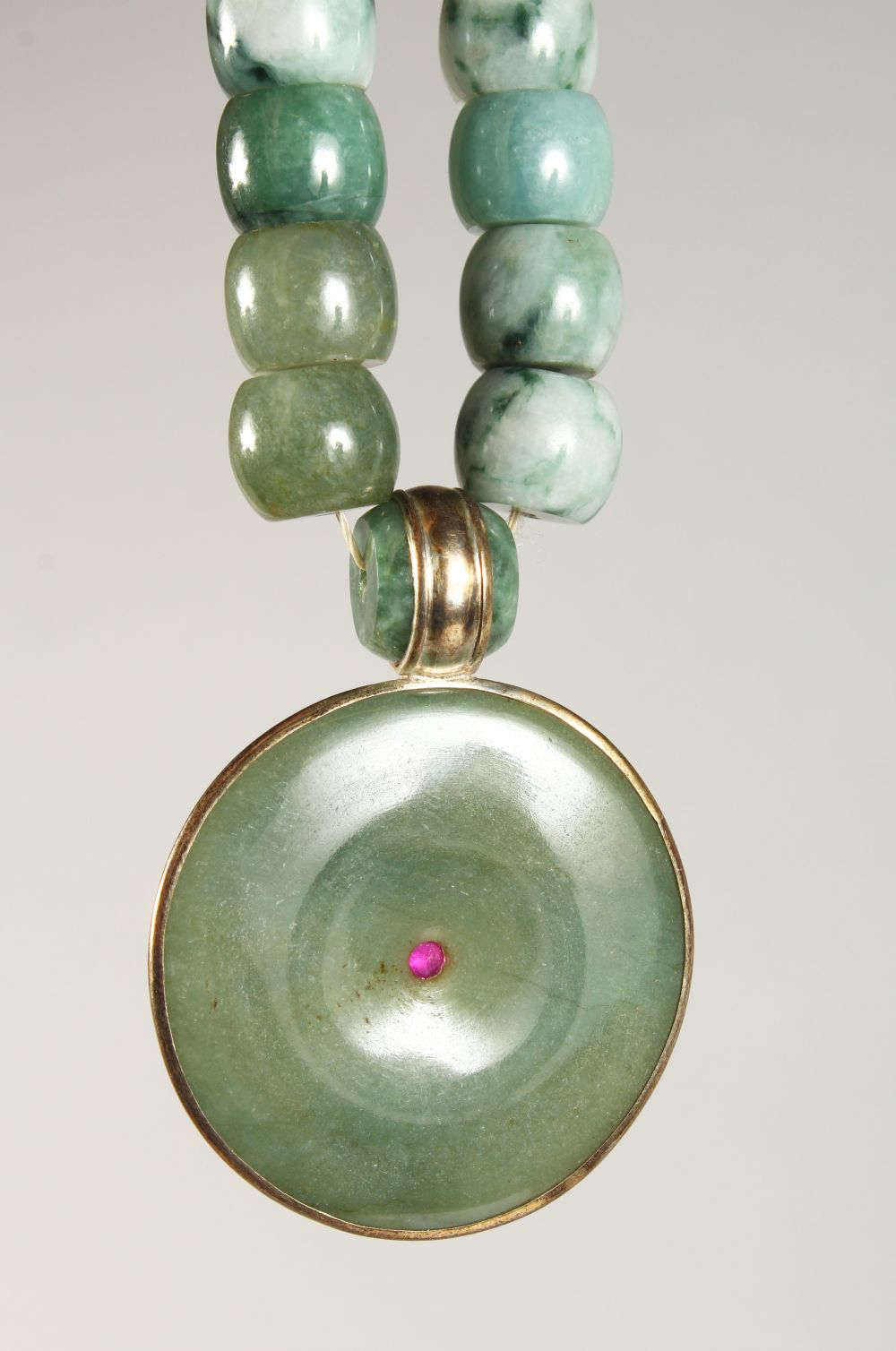 A GOOD CHINESE JADE / JADELIKE HARDSTONE BEAD NECKLACE AND PENDANT, 44cm open