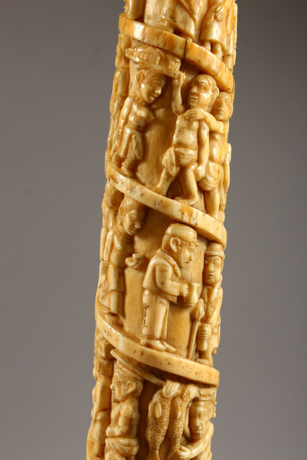 A 19TH CENTURY OR EARLIER ETHNIC / ASIAN CARVED IVORY TUSK SECTION, profusely carved with scenes - Image 24 of 37