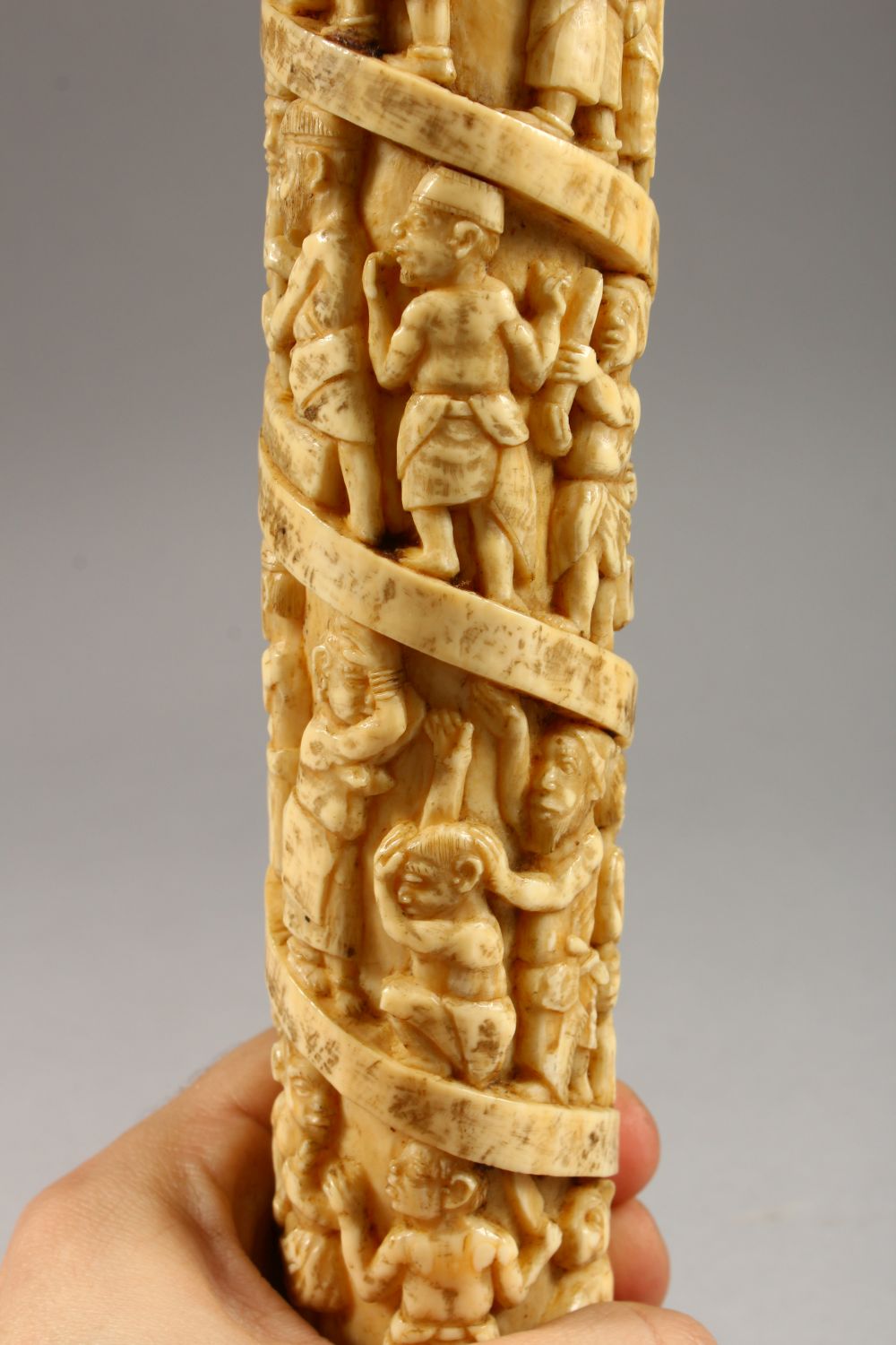 A 19TH CENTURY OR EARLIER ETHNIC / ASIAN CARVED IVORY TUSK SECTION, profusely carved with scenes - Image 26 of 37