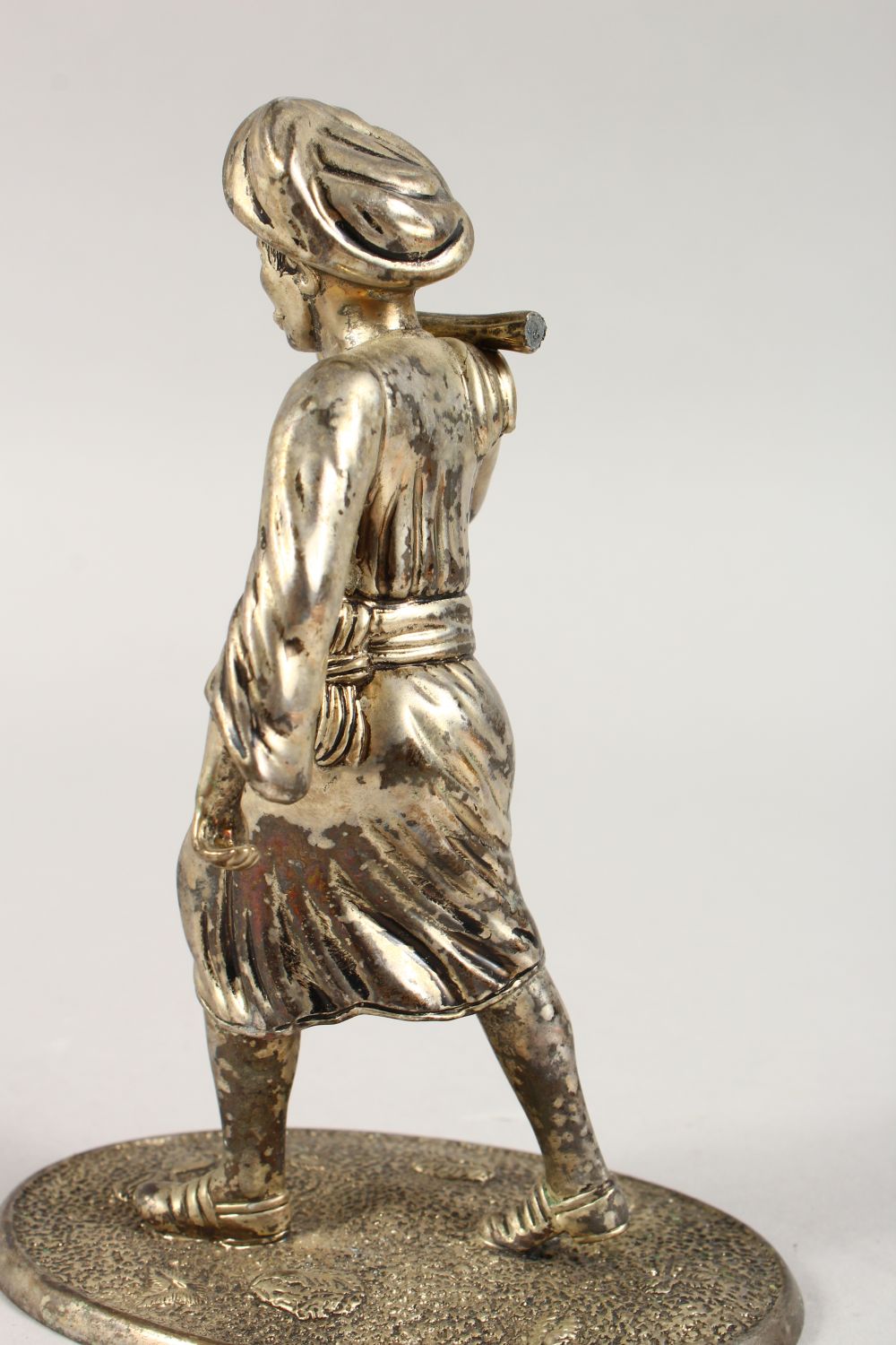 A GOOD INDIAN / ISLAMIC WHITE METAL FIGURE OF A MAN, the man upon a stylized shell base with an - Image 13 of 19