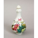 A GOOD CHINESE KANGXI STYLE FAMILLE ROSE PORCELAIN SNUFF BOTTLE, the bottle decorated with floral