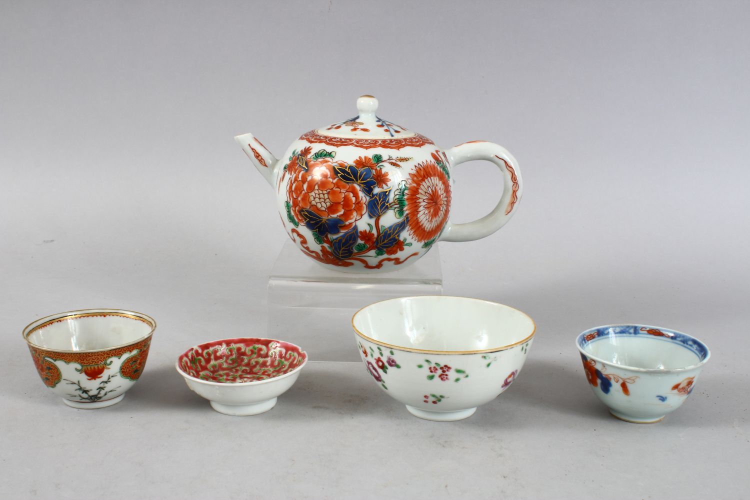 A MIXED LOT OF 18TH / 19TH CENTURY CHINESE IMARI PORCELAIN, consisting of one chinese imari style