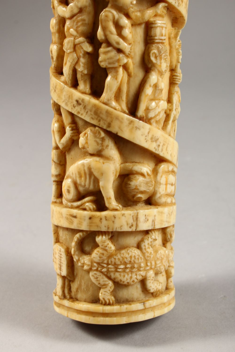 A 19TH CENTURY OR EARLIER ETHNIC / ASIAN CARVED IVORY TUSK SECTION, profusely carved with scenes - Image 31 of 37