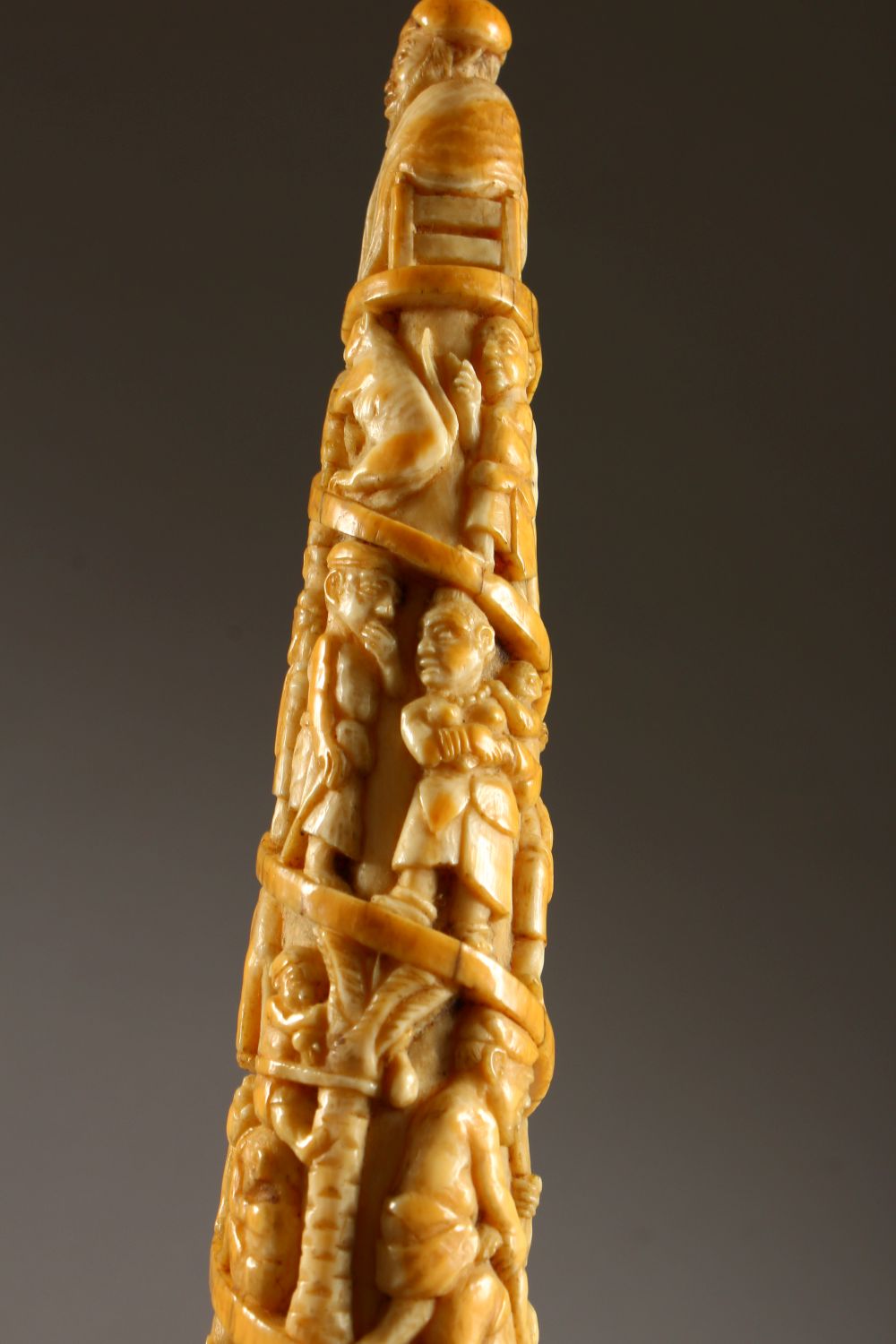 A 19TH CENTURY OR EARLIER ETHNIC / ASIAN CARVED IVORY TUSK SECTION, profusely carved with scenes - Image 22 of 37
