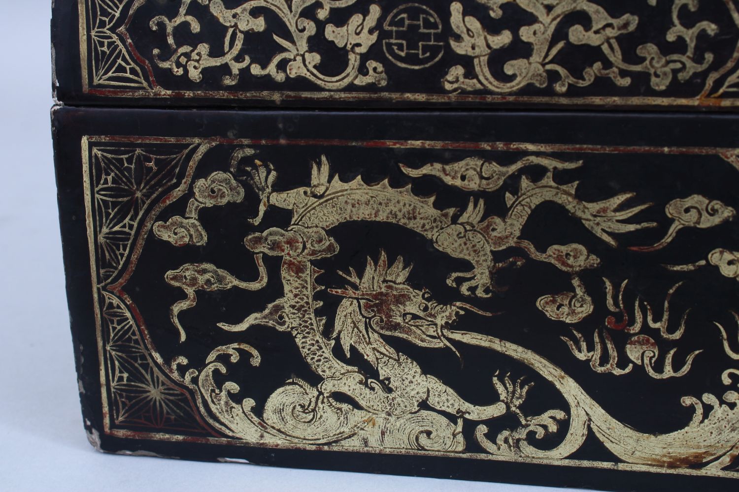 A GOOD 19TH CENTURY CHINESE LACQUER CHEST / BOX, the lacquer box with gilded decoration of dragons - Image 4 of 12