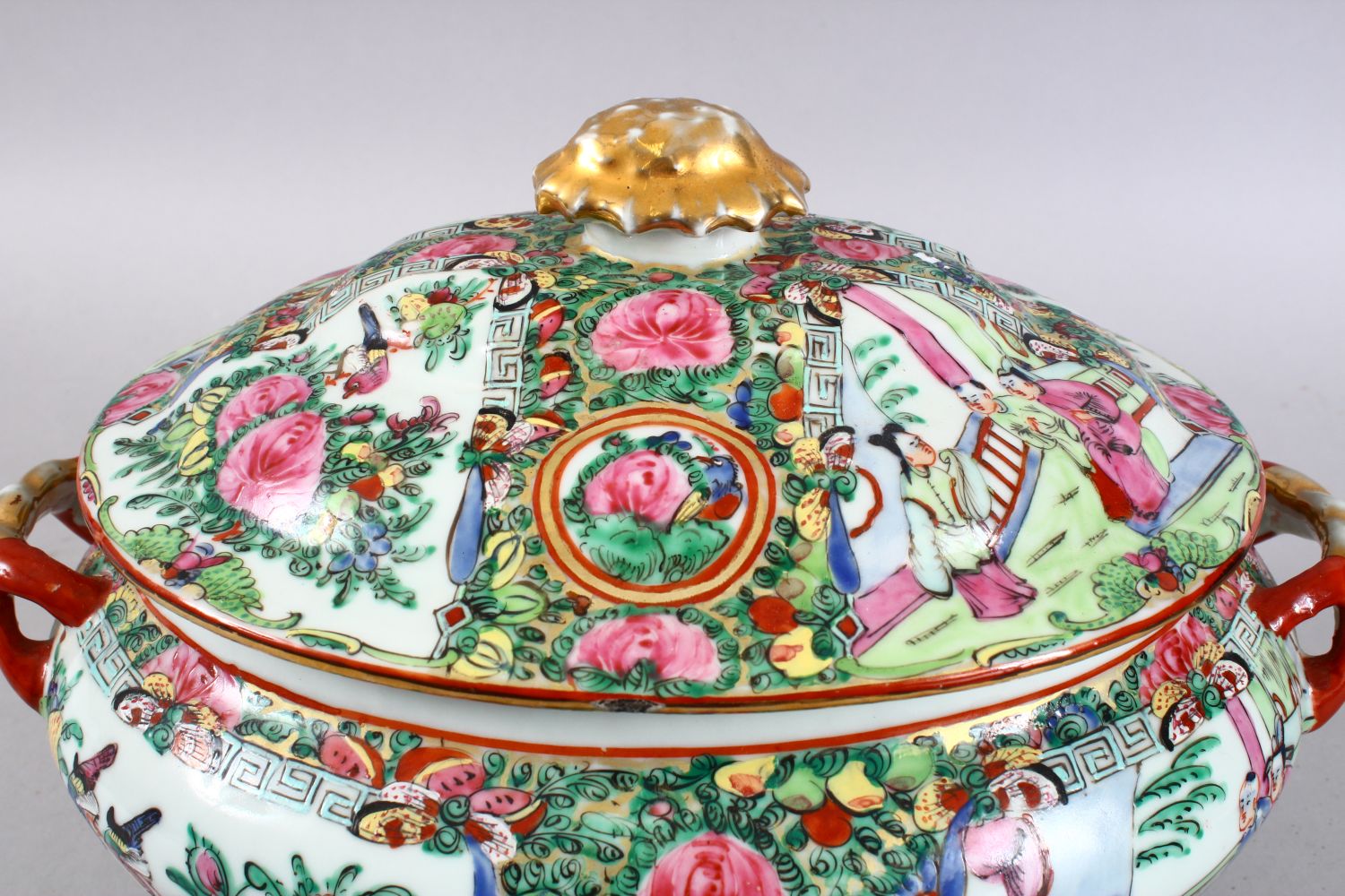 EARLY 20TH CENTURY CHINESE CANTON FAMILLE ROSE TUREEN AND COVER, decorated with panels of figures in - Image 7 of 10