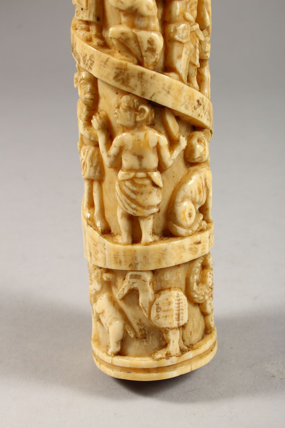 A 19TH CENTURY OR EARLIER ETHNIC / ASIAN CARVED IVORY TUSK SECTION, profusely carved with scenes - Image 28 of 37