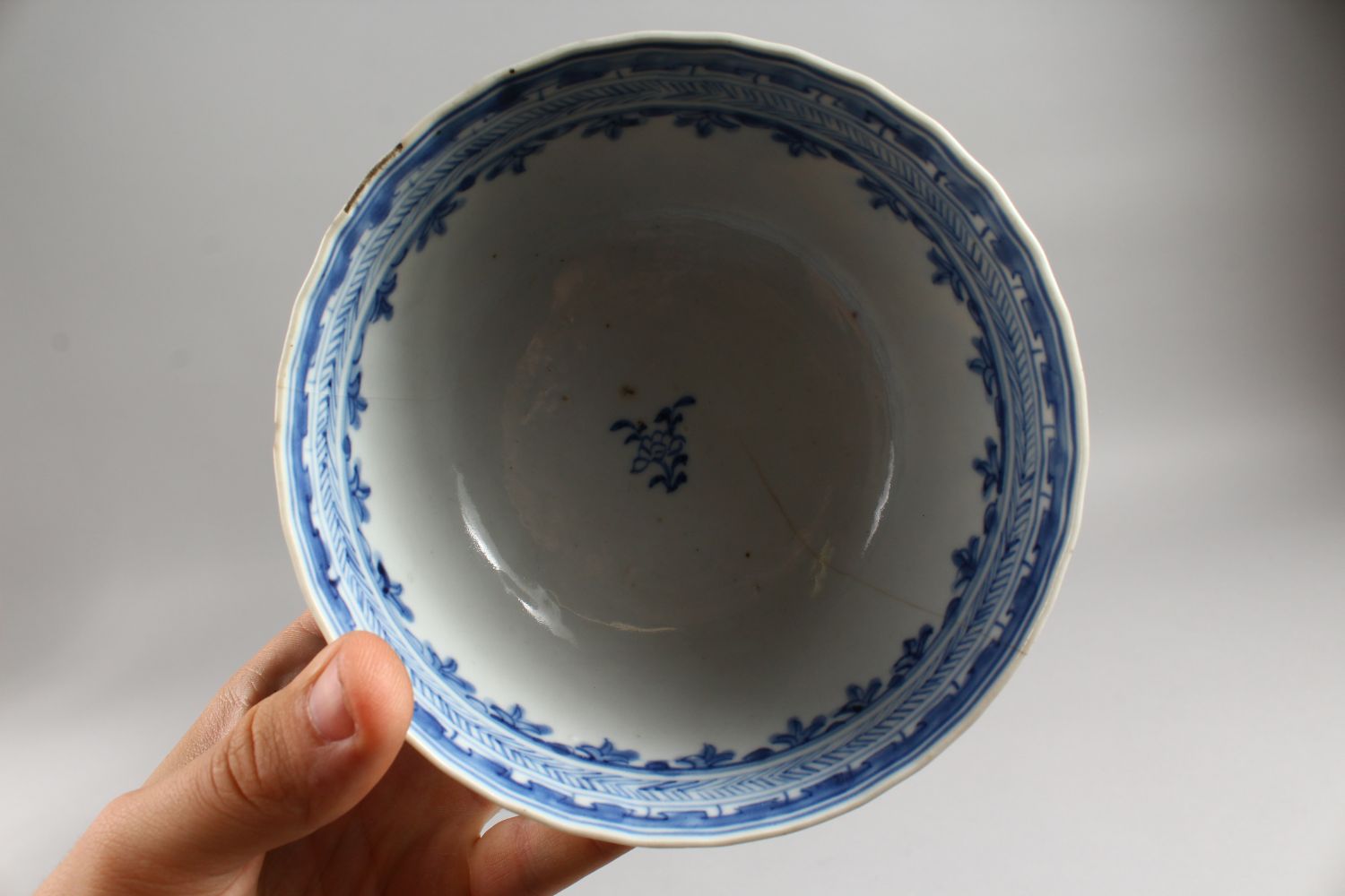 AN 18TH CENTURY CHINESE CIRCULAR BOWL. 5.5ins diameter. - Image 14 of 15