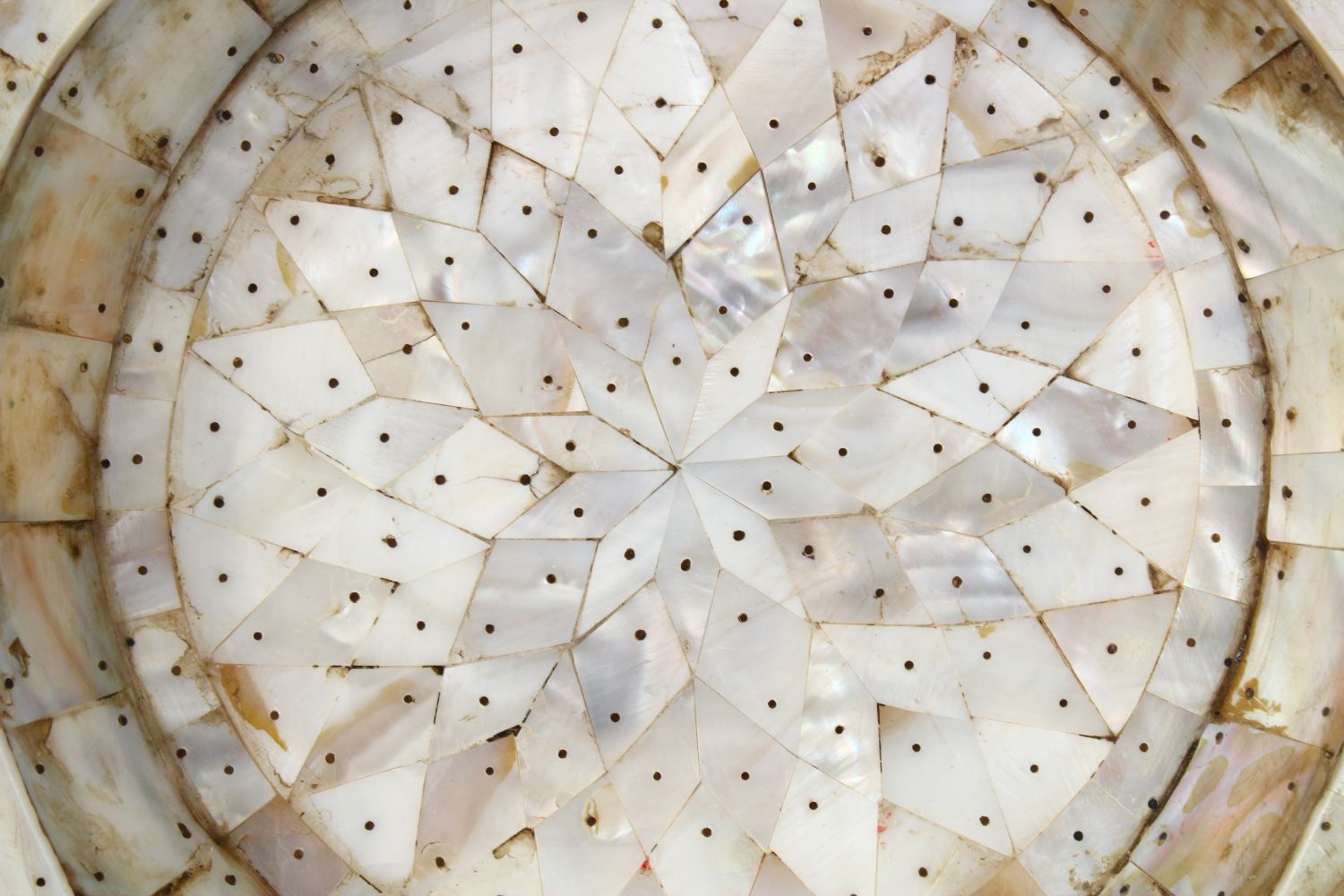 A GOOD 18TH / 19TH CENTURY GOA MOTHER OF PEARL DISH, the dish formed from sectional cuts of mother - Image 8 of 14