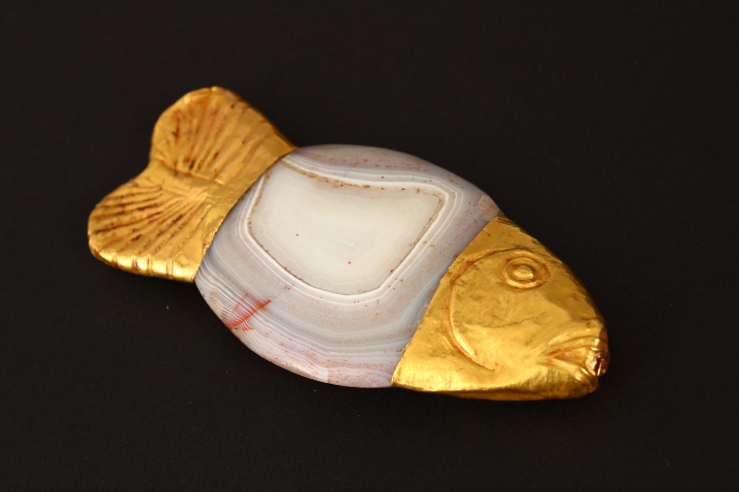 A GOOD EARLY BATAVIAN HIGH CARAT GOLD AND AGATE PENDANT IN THE FORM OF A FISH, 9cm x 4cm - Image 7 of 8