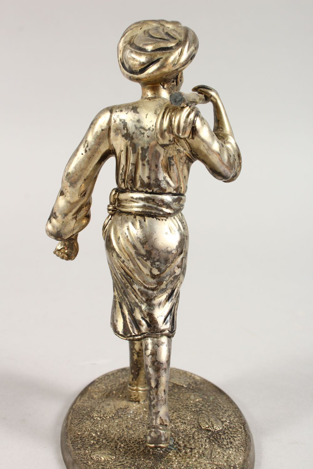 A GOOD INDIAN / ISLAMIC WHITE METAL FIGURE OF A MAN, the man upon a stylized shell base with an - Image 11 of 19