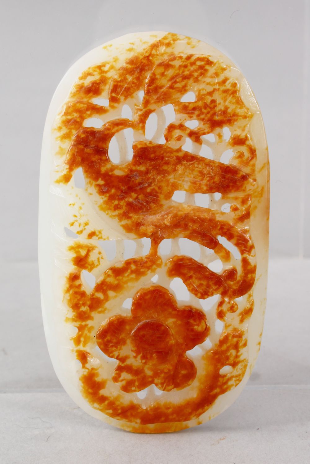 A GOOD QUALITY CHINESE CARVED WHITE JADE PENDANT / PEBBLE, carved to depict phoenix bird amongst - Image 2 of 10