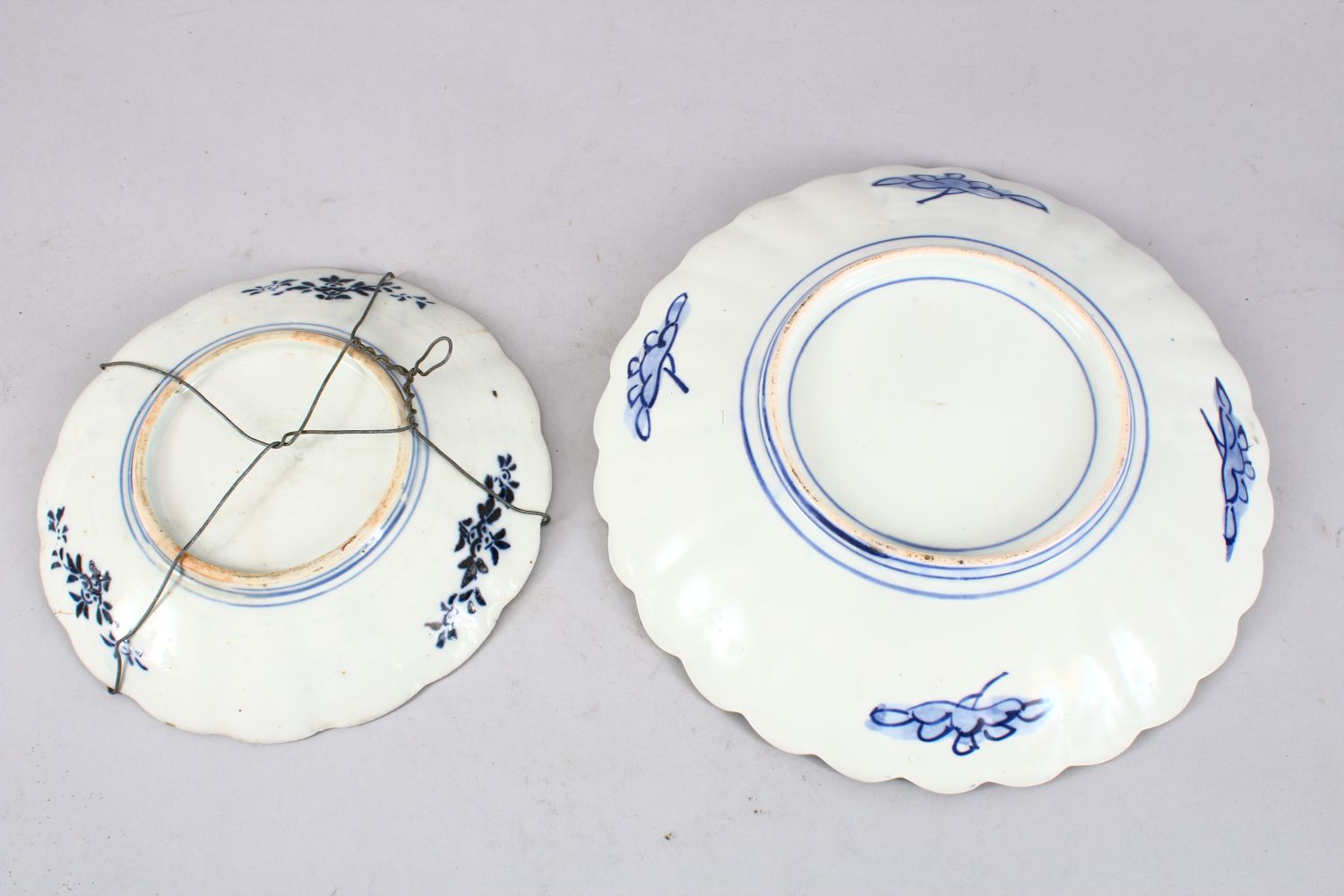 TWO JAPANESE MEIJI PERIOD IMARI PORCELAIN PLATES, 27.5CM & 21CM. - Image 3 of 3