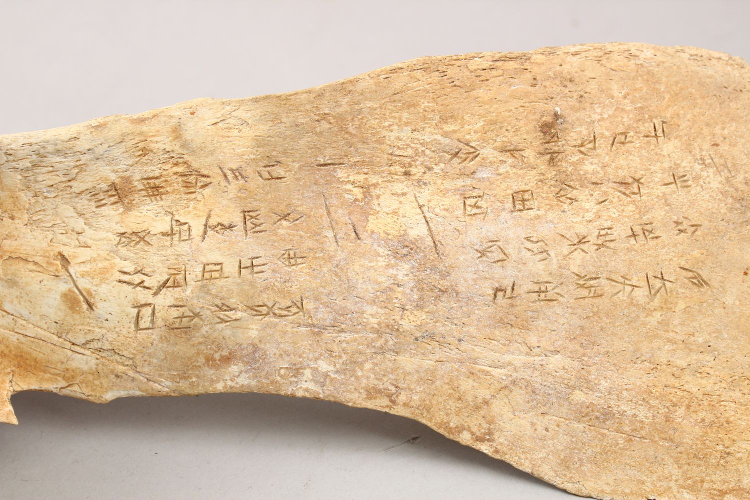 A GOOD CHINESE PIECE OF CARVED CALLIGRAPHIC BONE FRAGMENT, SCHOLARS OBJECT, the bone section with - Image 5 of 8