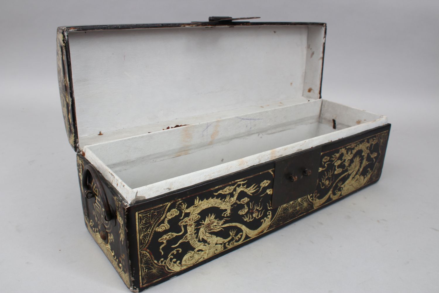A GOOD 19TH CENTURY CHINESE LACQUER CHEST / BOX, the lacquer box with gilded decoration of dragons - Image 9 of 12
