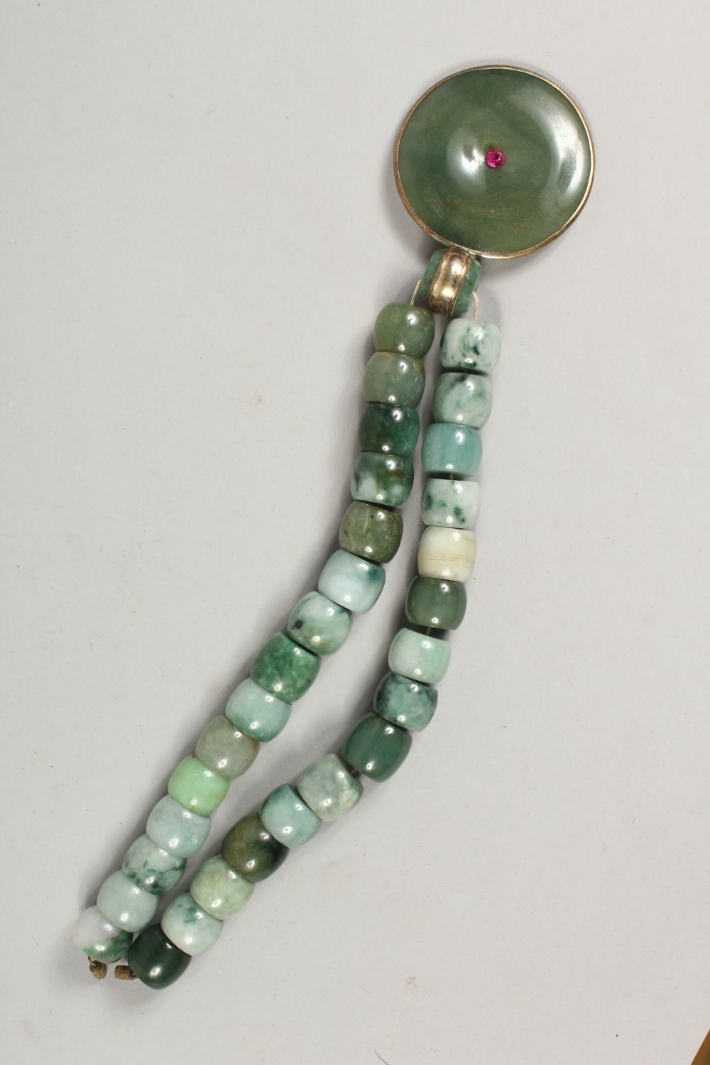 A GOOD CHINESE JADE / JADELIKE HARDSTONE BEAD NECKLACE AND PENDANT, 44cm open - Image 6 of 16
