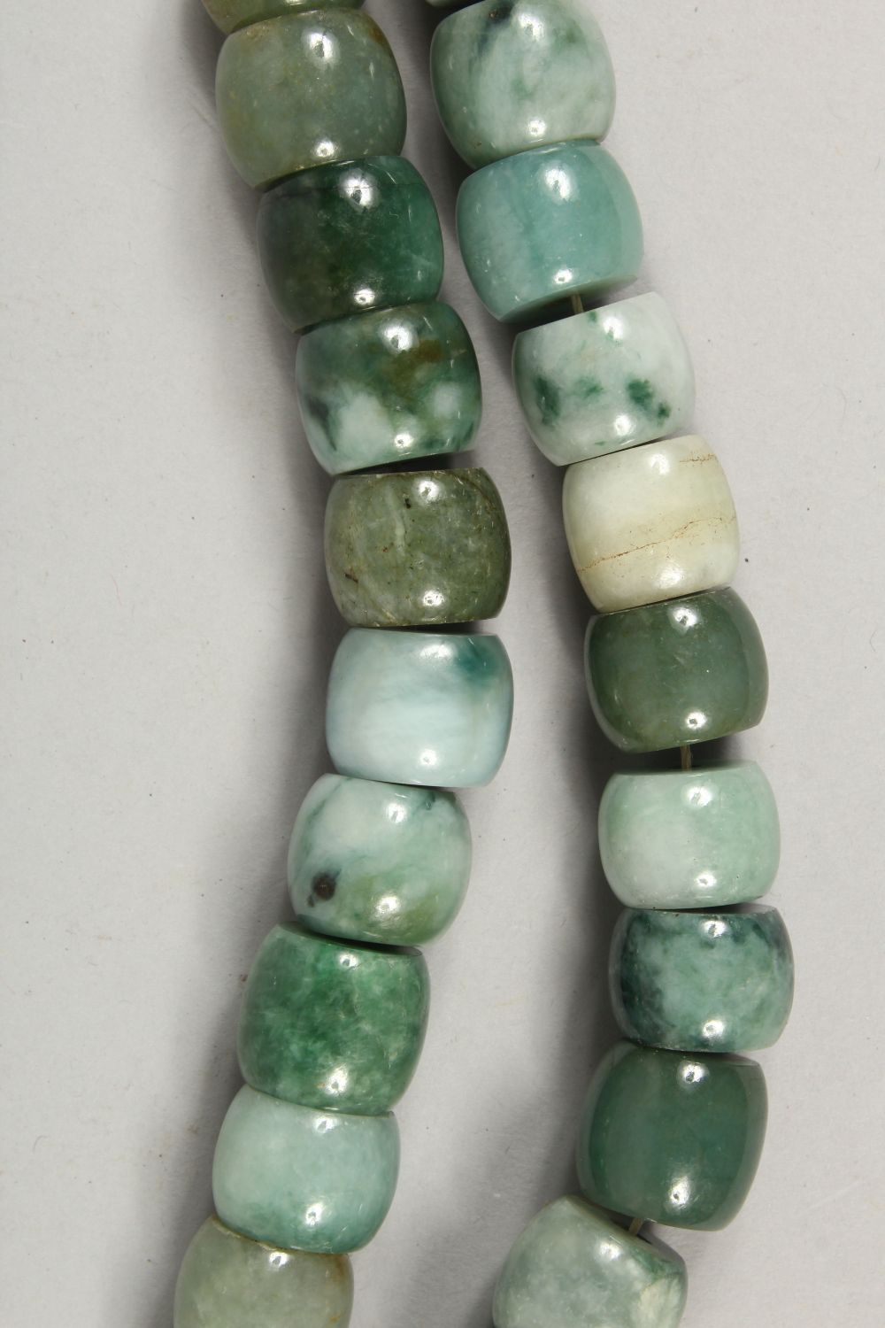 A GOOD CHINESE JADE / JADELIKE HARDSTONE BEAD NECKLACE AND PENDANT, 44cm open - Image 12 of 16