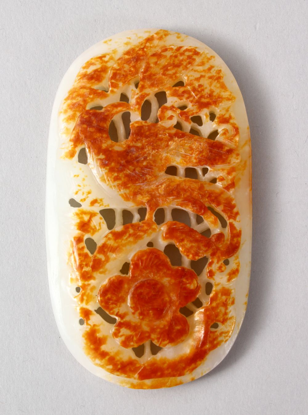 A GOOD QUALITY CHINESE CARVED WHITE JADE PENDANT / PEBBLE, carved to depict phoenix bird amongst - Image 4 of 10