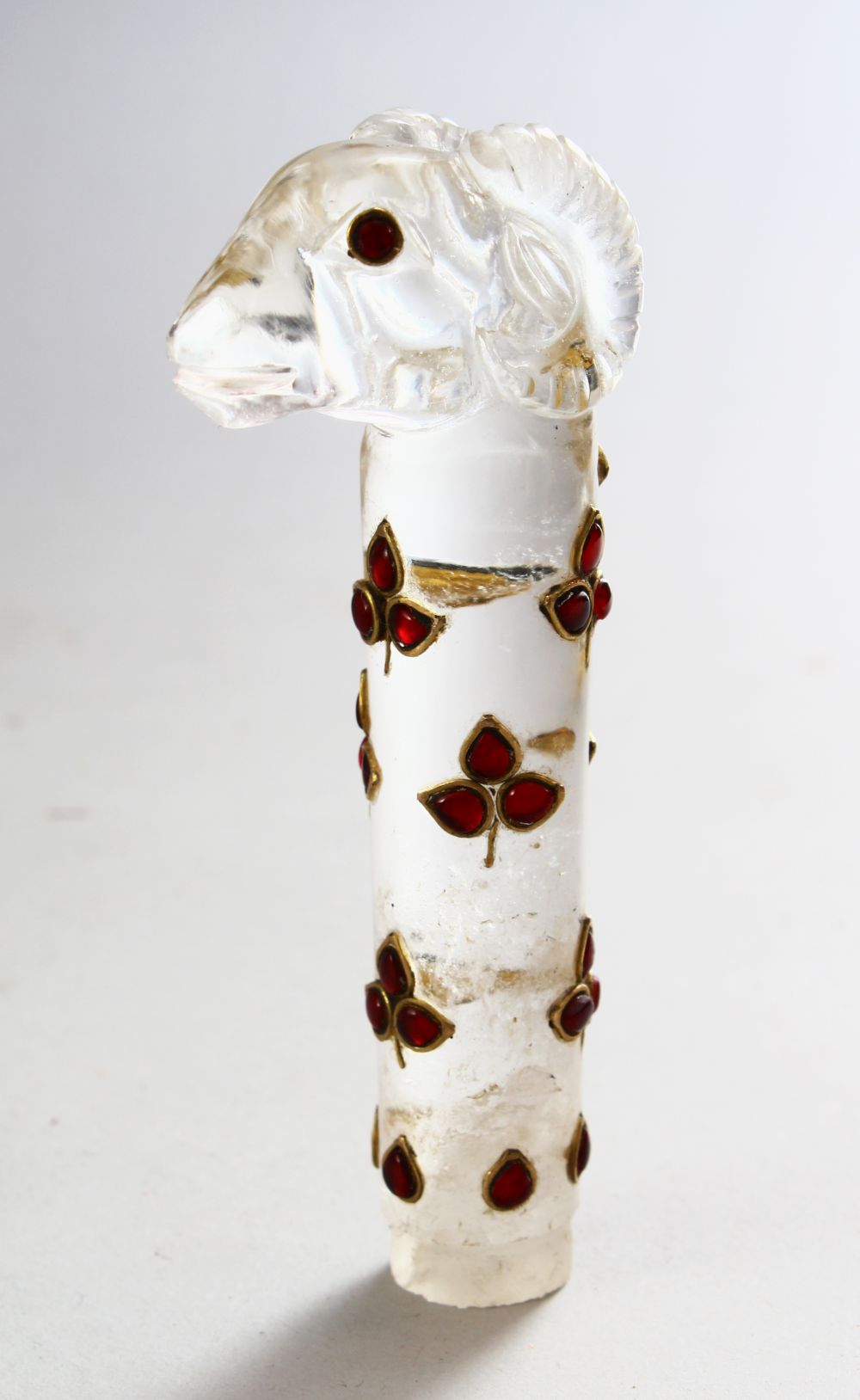 A FINE 19TH / 20TH CENTURY INDIAN MUGHAL CARVED ROCK CRYSTAL HANDLE OF A RAM'S HEAD, the body with