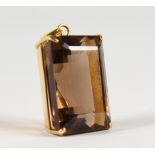 A 14CT GOLD MOUNTED SMOKY QUARTZ PENDANT.