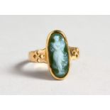 A GOLD CAMEO RING.
