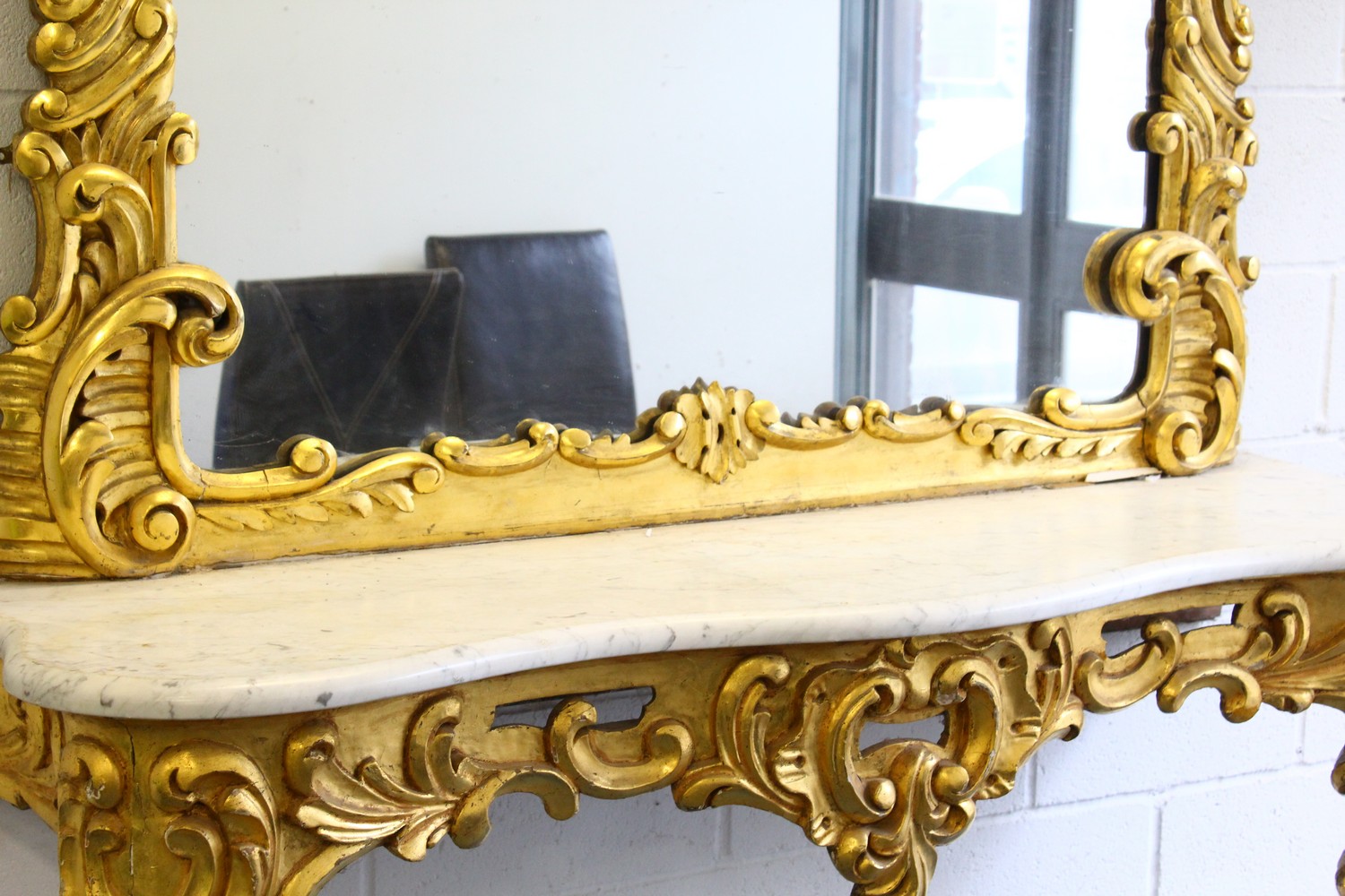 A SUPERB LARGE 18TH-19TH CENTURY ITALIAN CARVED AND GILDED CONSOLE AND MIRROR, the mirror carved - Image 5 of 7